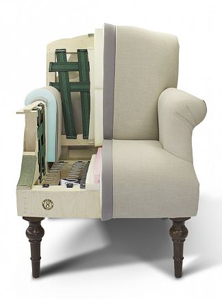 Кресло сделано на единственном в России профессиональном производстве контрактной мебели.