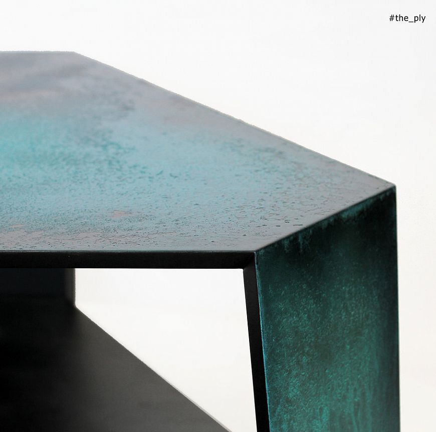 Стол покрытый металлической краской 